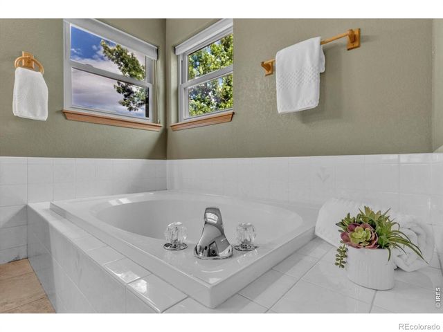 2924 Lake Park Way, Longmont, CO 80503