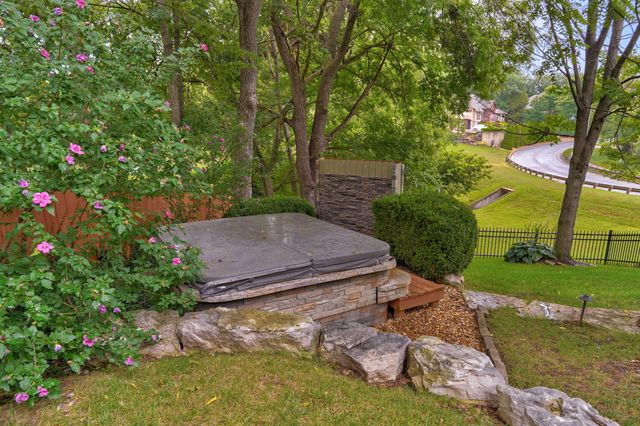 5838 S Brightwater Trail, Springfield, MO 65810