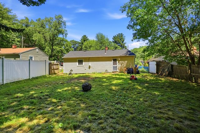 9 Woodcliff St, Springfield, MA 01109