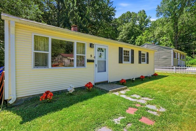 9 Woodcliff St, Springfield, MA 01109