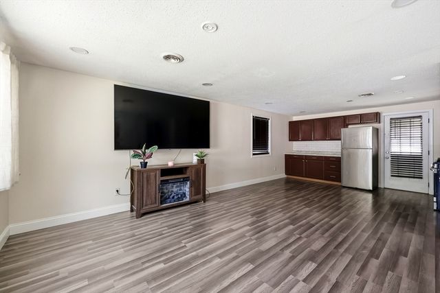 9 Woodcliff St, Springfield, MA 01109