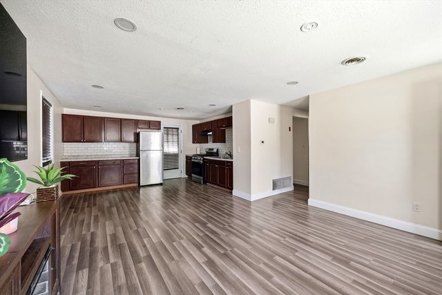 9 Woodcliff St, Springfield, MA 01109