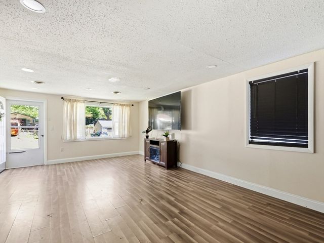 9 Woodcliff St, Springfield, MA 01109
