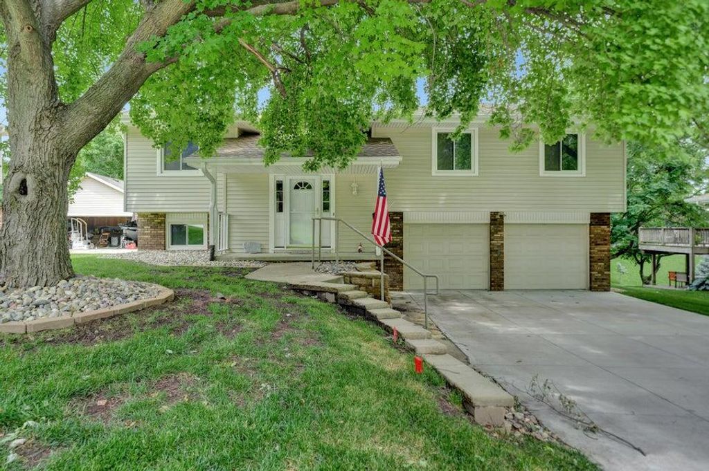 139 UPLAND Drive, Council Bluffs, IA 51503