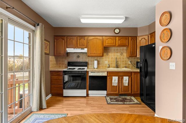 29307 W Jefferson Avenue 14, Gibraltar, MI 48173