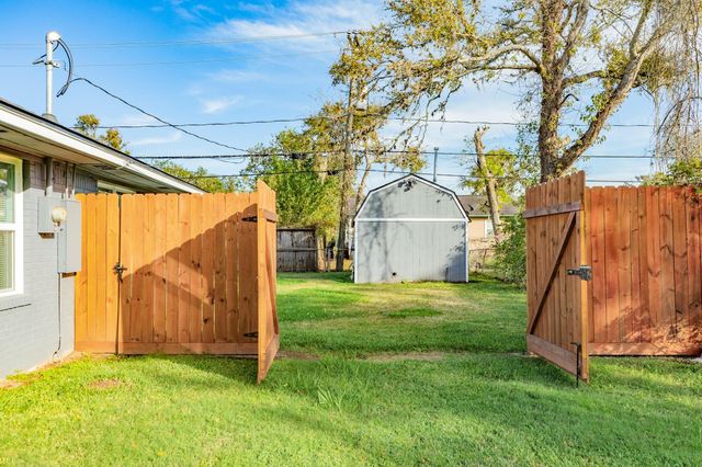 232 Birch Street, Lake Jackson, TX 77566