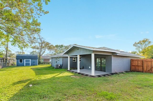 232 Birch Street, Lake Jackson, TX 77566