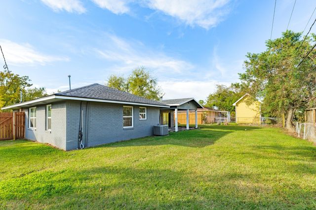 232 Birch Street, Lake Jackson, TX 77566