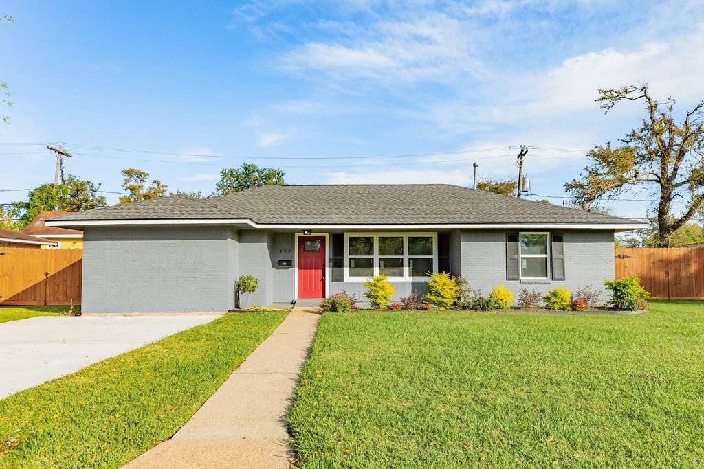 232 Birch Street, Lake Jackson, TX 77566