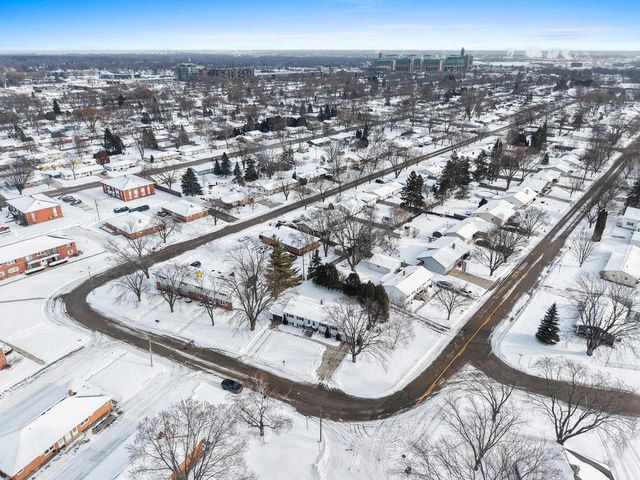 2111 CARSTENSEN LANE, Green Bay, WI 54304