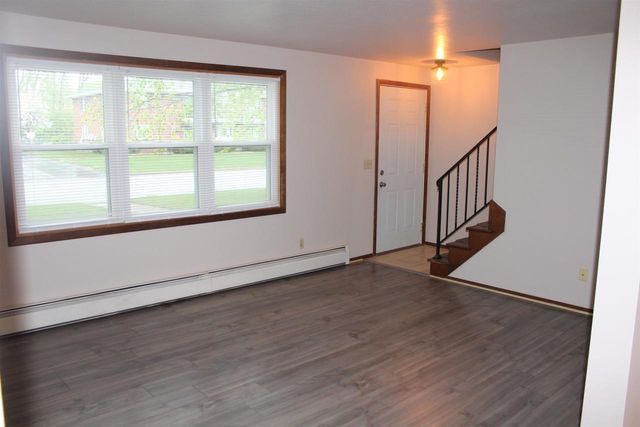 2111 CARSTENSEN LANE, Green Bay, WI 54304