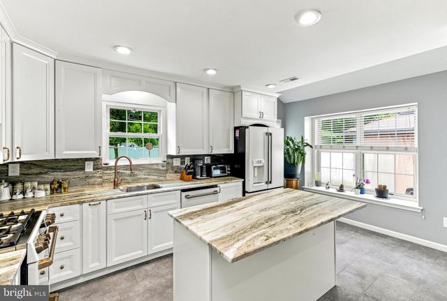 11 ELKINGTON DR, Mount Laurel, NJ 08054