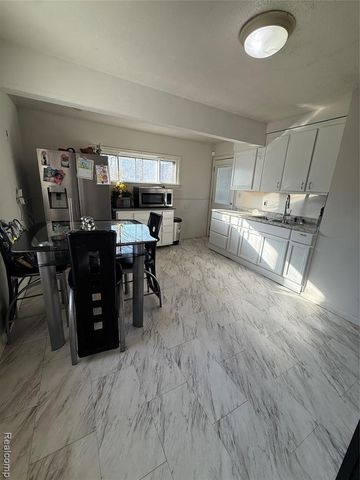 2315 Hartwick Highway, Lincoln Park, MI 48146