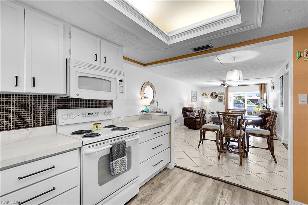 Image 16 of property listing at 1304 Miramar ST 103, Cape Coral, FL 33904