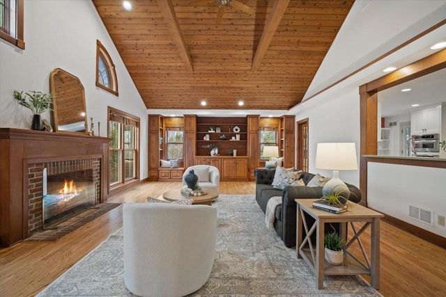 2650 W Sunnydale LANE, Mequon, WI 53092