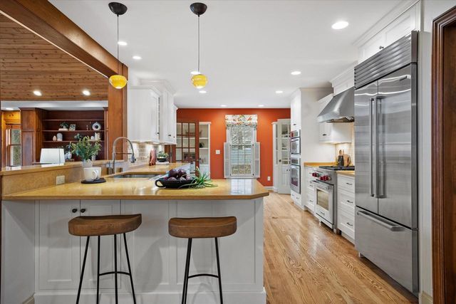 2650 W Sunnydale LANE, Mequon, WI 53092