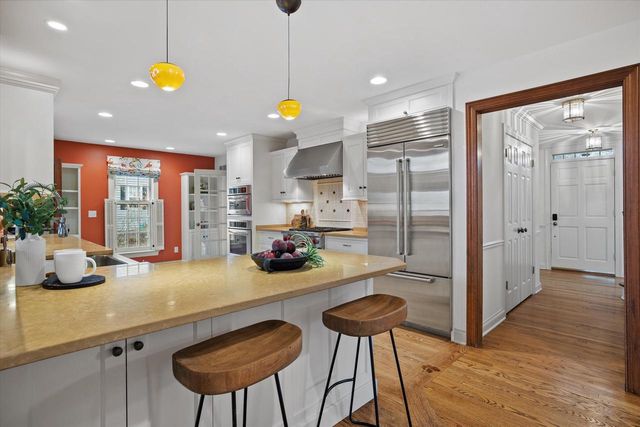 2650 W Sunnydale LANE, Mequon, WI 53092