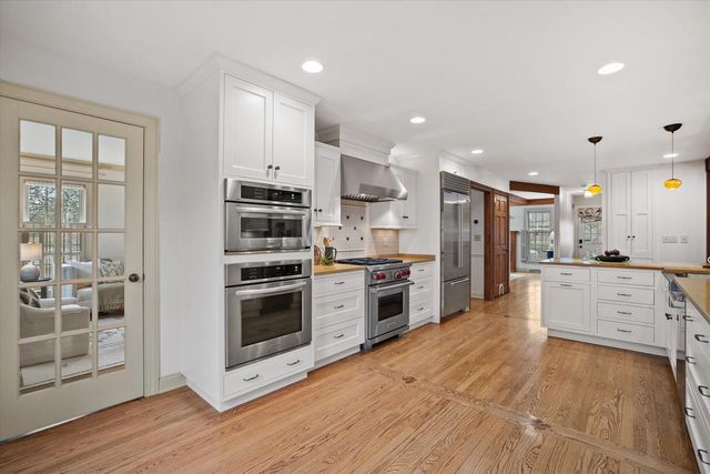 2650 W Sunnydale LANE, Mequon, WI 53092