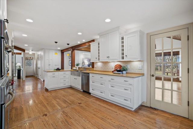 2650 W Sunnydale LANE, Mequon, WI 53092