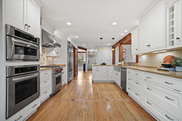 2650 W Sunnydale LANE, Mequon, WI 53092