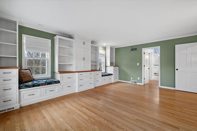 2650 W Sunnydale LANE, Mequon, WI 53092