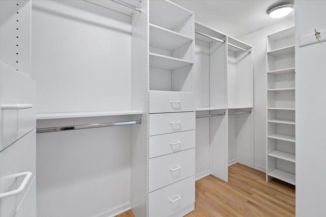 2650 W Sunnydale LANE, Mequon, WI 53092