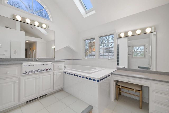 2650 W Sunnydale LANE, Mequon, WI 53092