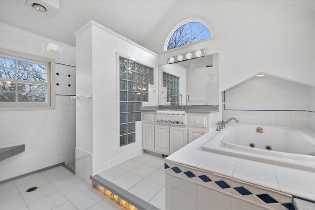 2650 W Sunnydale LANE, Mequon, WI 53092