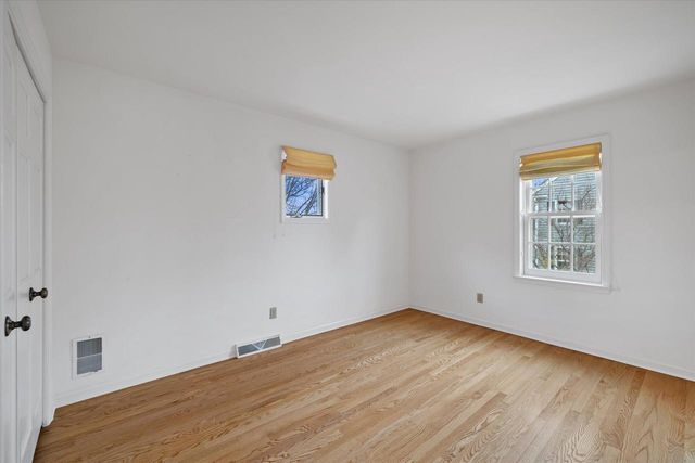 2650 W Sunnydale LANE, Mequon, WI 53092