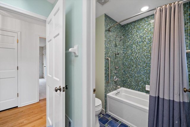 2650 W Sunnydale LANE, Mequon, WI 53092