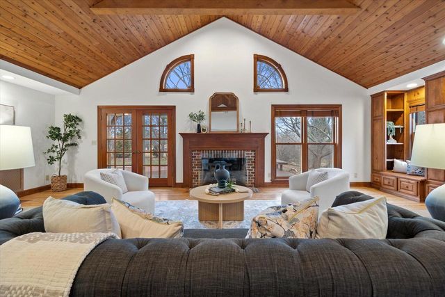 2650 W Sunnydale LANE, Mequon, WI 53092