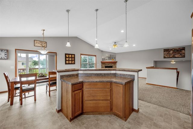 2185 PRAIRIE HILL Drive, Marion, IA 52302