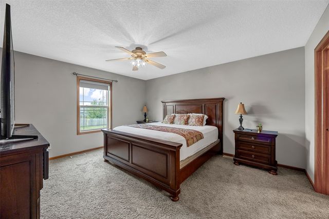 2185 PRAIRIE HILL Drive, Marion, IA 52302