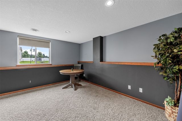 2185 PRAIRIE HILL Drive, Marion, IA 52302