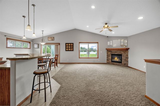 2185 PRAIRIE HILL Drive, Marion, IA 52302