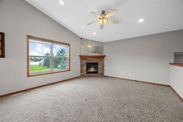 2185 PRAIRIE HILL Drive, Marion, IA 52302