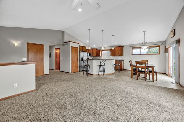 2185 PRAIRIE HILL Drive, Marion, IA 52302