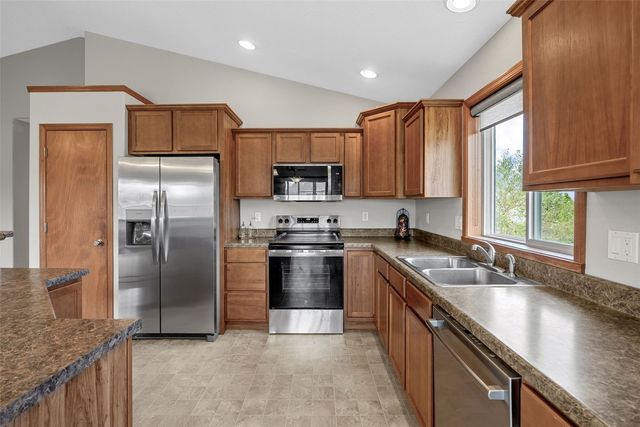 2185 PRAIRIE HILL Drive, Marion, IA 52302