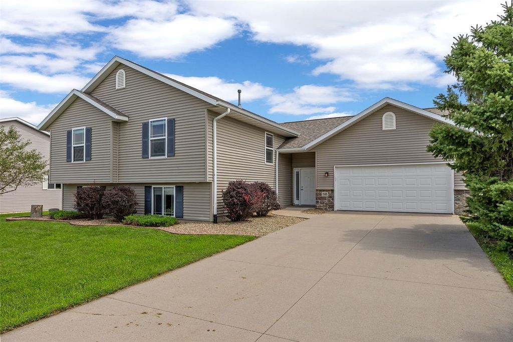 2185 PRAIRIE HILL Drive, Marion, IA 52302