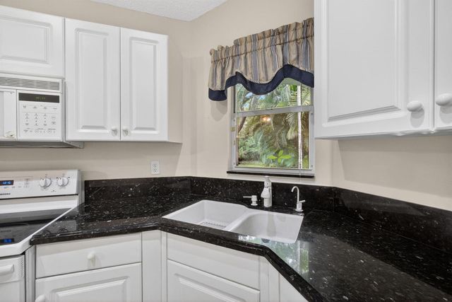 2860 Waters Edge Circle, Greenacres, FL 33413