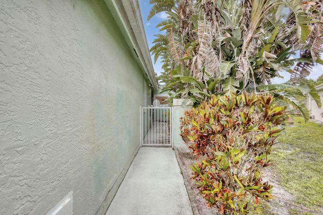 2860 Waters Edge Circle, Greenacres, FL 33413