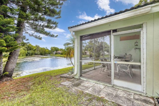 2860 Waters Edge Circle, Greenacres, FL 33413