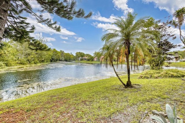 2860 Waters Edge Circle, Greenacres, FL 33413