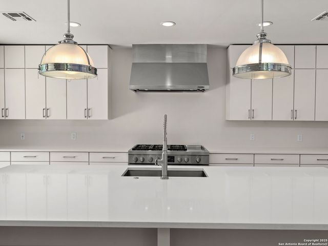 144 E Oakview Place, San Antonio, TX 78209