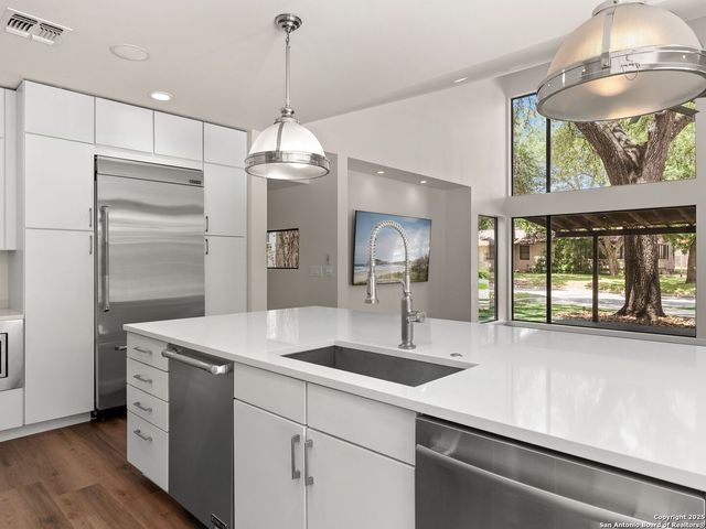 144 E Oakview Place, San Antonio, TX 78209