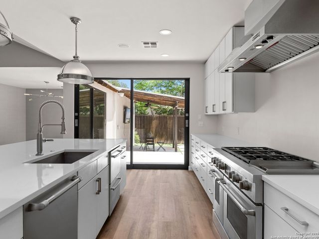 144 E Oakview Place, San Antonio, TX 78209