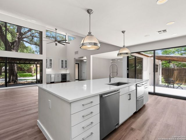 144 E Oakview Place, San Antonio, TX 78209