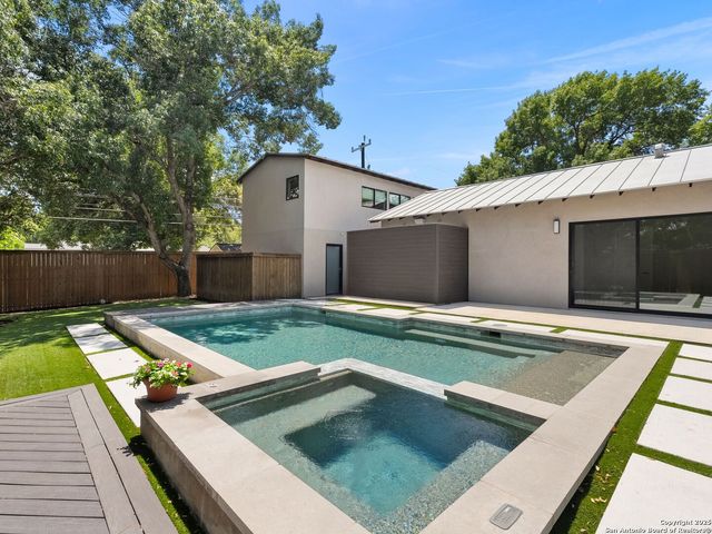 144 E Oakview Place, San Antonio, TX 78209