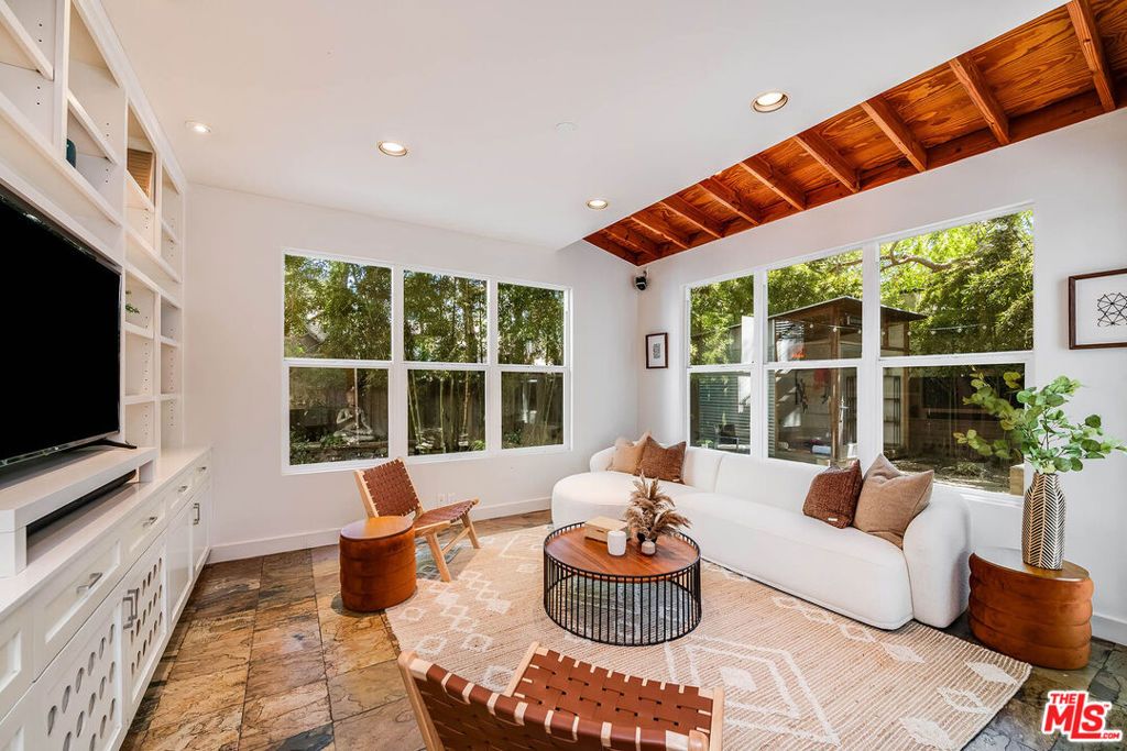 Image 11 of property listing at 4504 Stern Avenue, Los Angeles, CA 91423