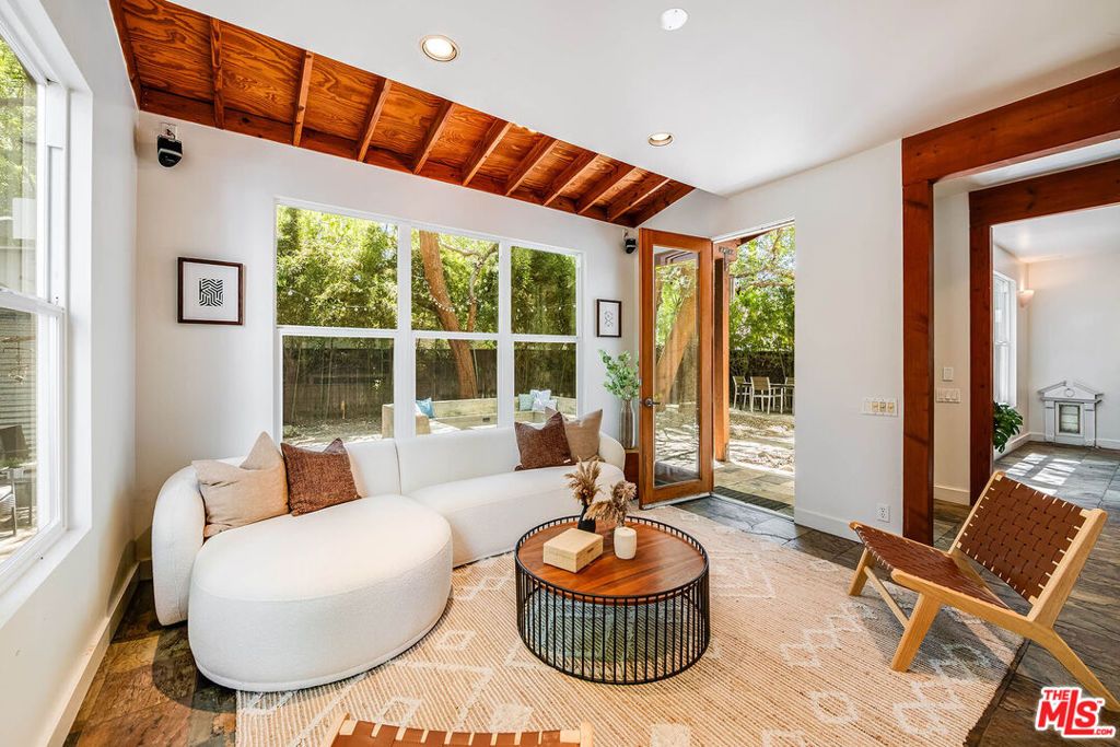 Image 12 of property listing at 4504 Stern Avenue, Los Angeles, CA 91423